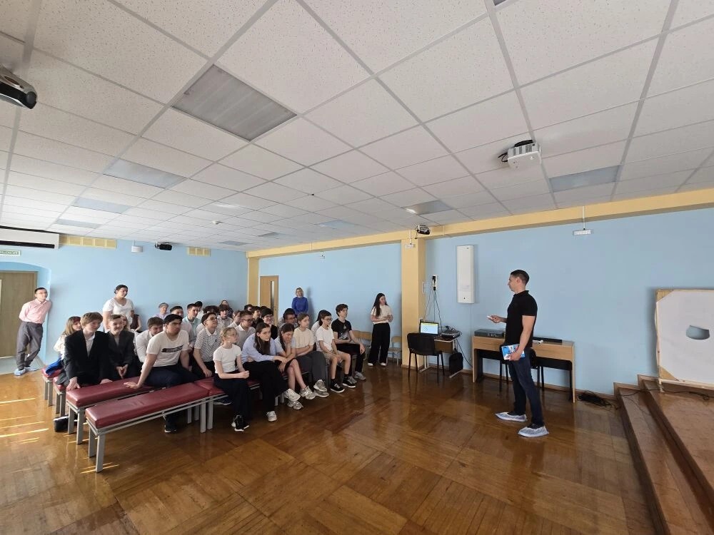 Школьникам перед каникулами напомнили о правилах финансовой безопасности 