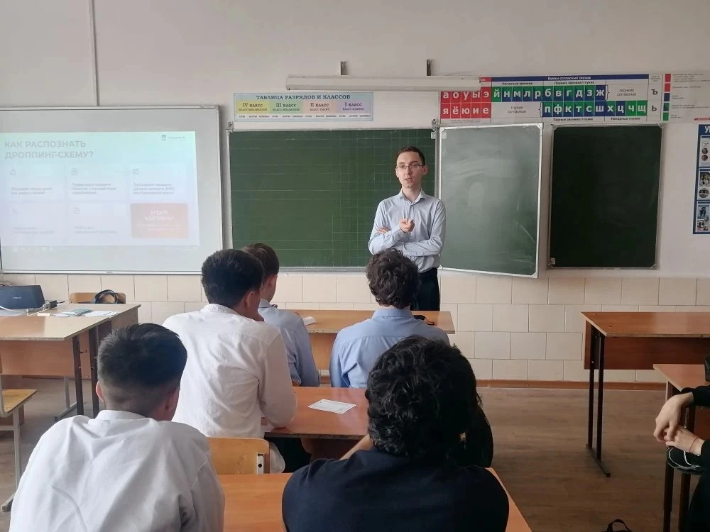Волонтеры финансового просвещения провели уроки в уфимской школе 