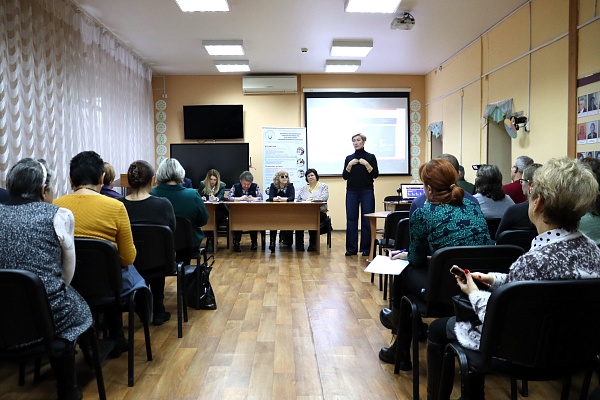 Инвалидам по зрению рассказали о том,  как распознать финансовых мошенников и о способах упростить жизнь с картой